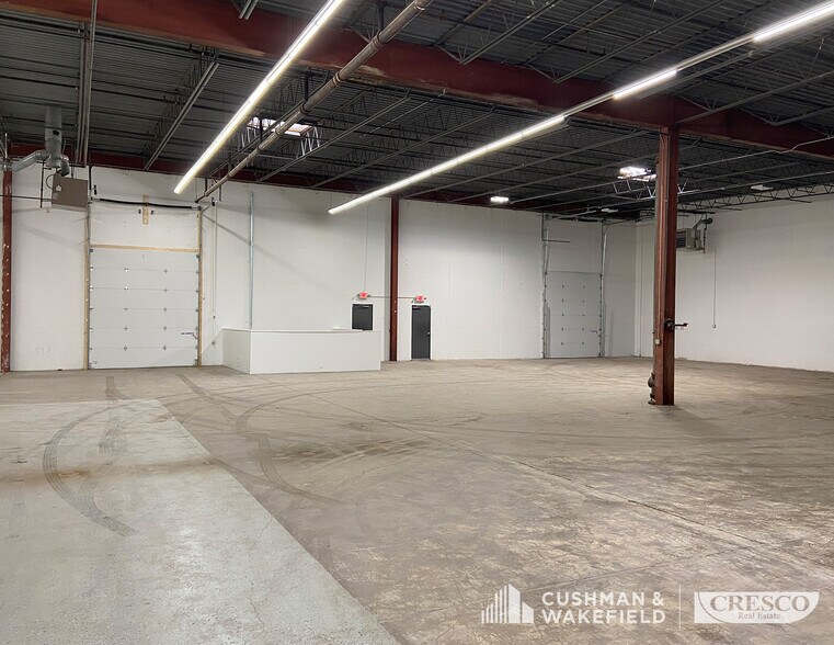 6800-6898 Engle Rd, Middleburg Heights, OH à louer - Photo de l’immeuble – Image 3 sur 10