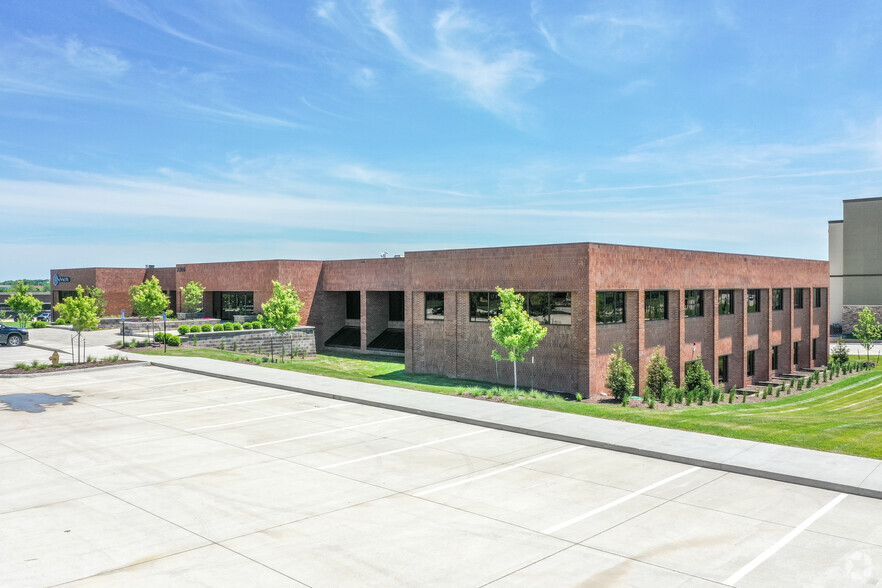 7300 Westown Pky, West Des Moines, IA à louer - Photo de l’immeuble – Image 3 sur 32