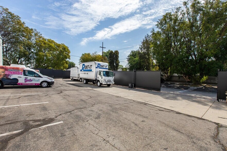 20500 Nordhoff St, Chatsworth, CA à vendre - Photo de l’immeuble – Image 3 sur 26