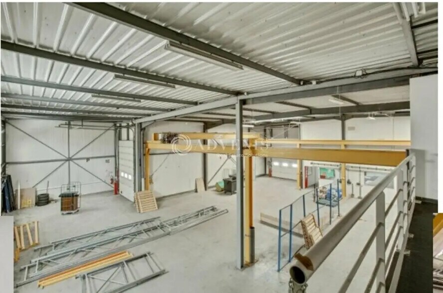 Local d’activités dans Voisins-le-Bretonneux à louer - Photo de l’immeuble – Image 1 sur 5