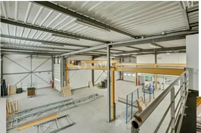 Plus de détails pour Local d'activités à louer