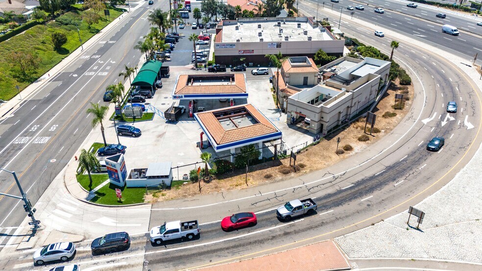 2700 N Santiago Blvd, Orange, CA à vendre - Photo de l’immeuble – Image 2 sur 11