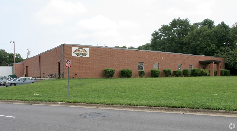 2401 Schirra Pl, High Point, NC à louer - Photo de l’immeuble – Image 2 sur 5