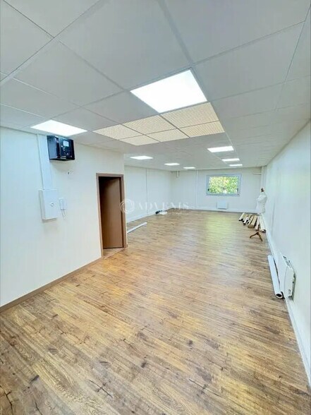 Bureau dans Montigny-le-Bretonneux à louer - Photo de l’immeuble – Image 1 sur 9