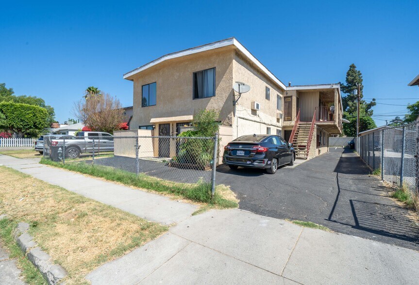 11249 Emelita St, North Hollywood, CA à vendre - Photo de l’immeuble – Image 2 sur 26