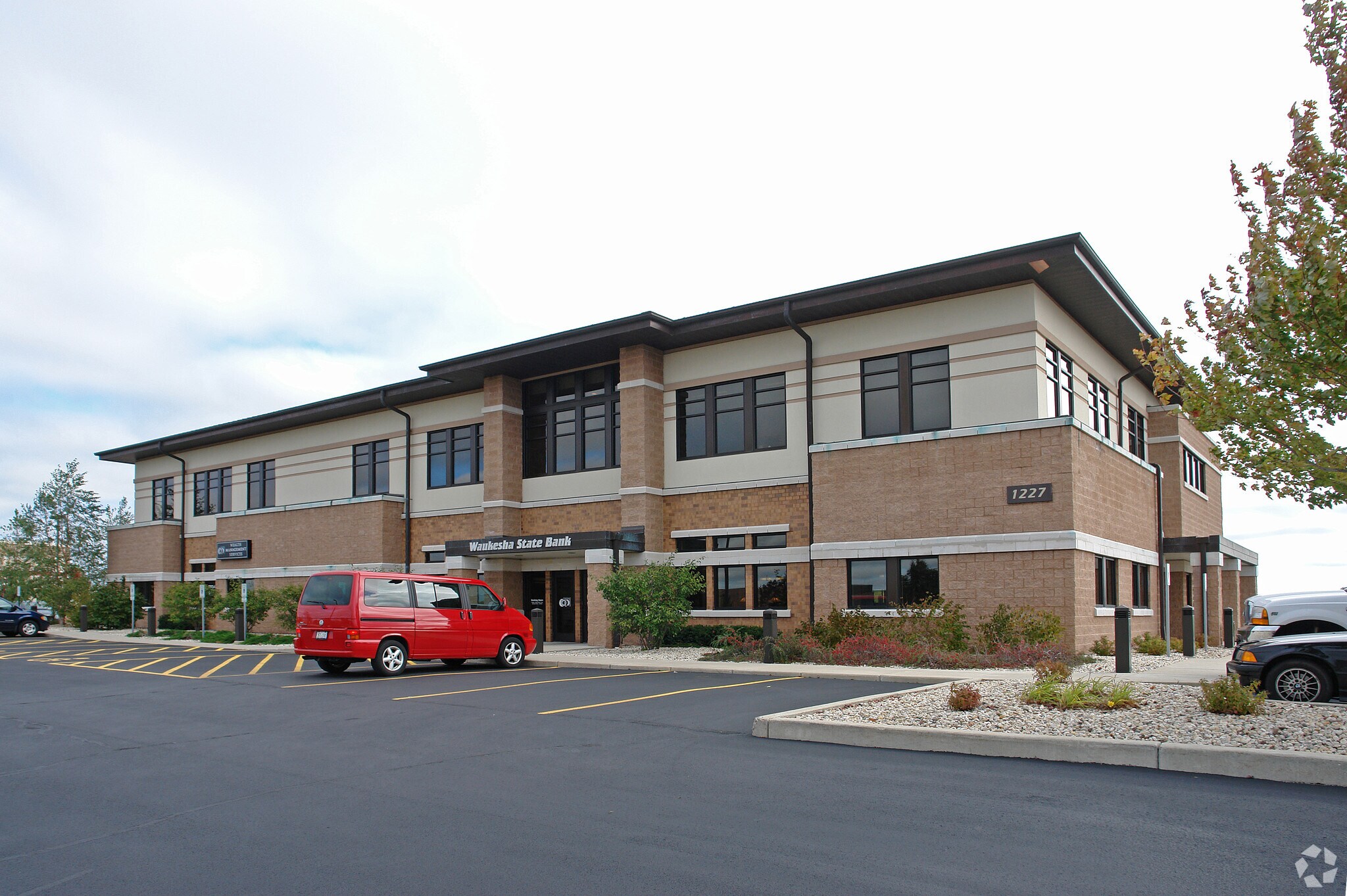 1227 Corporate Center Dr, Oconomowoc, WI à louer Photo principale– Image 1 sur 6