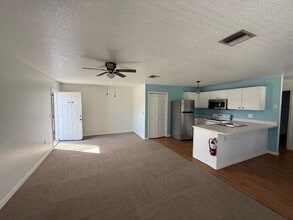 700 Atlantis Rd, Melbourne, FL à louer Photo intérieure– Image 2 sur 5