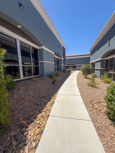 2950 W Horizon Ridge Pky, Henderson, NV à vendre - Photo de l’immeuble – Image 2 sur 55