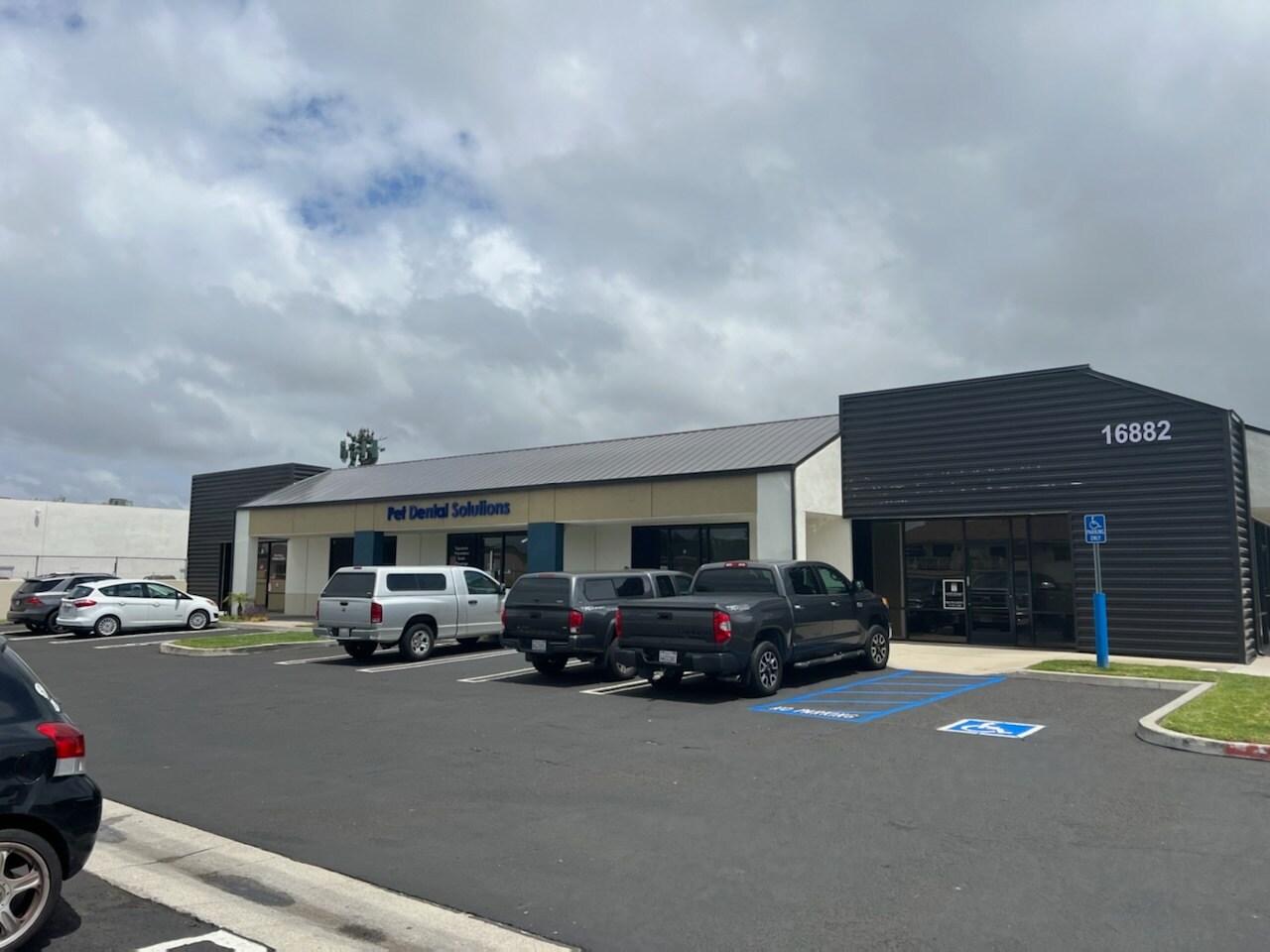 16932 Gothard St, Huntington Beach, CA à louer Photo de l’immeuble– Image 1 sur 8