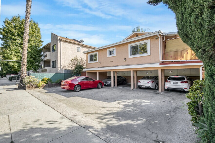 12256 Riverside Dr, Valley Village, CA à vendre - Photo de l’immeuble – Image 3 sur 36