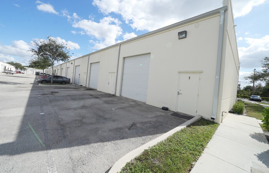 583 105th Ave N, West Palm Beach, FL à louer - Photo de l’immeuble – Image 2 sur 2