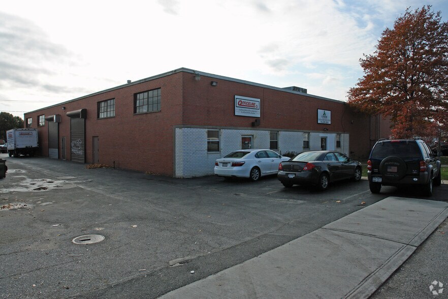 159-165 Verdi St, Farmingdale, NY à louer - Photo de l’immeuble – Image 3 sur 7