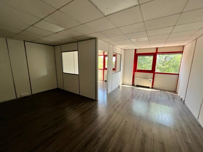 2323 Chemin Saint Bernard, Vallauris à louer - Photo de l’immeuble – Image 3 sur 9
