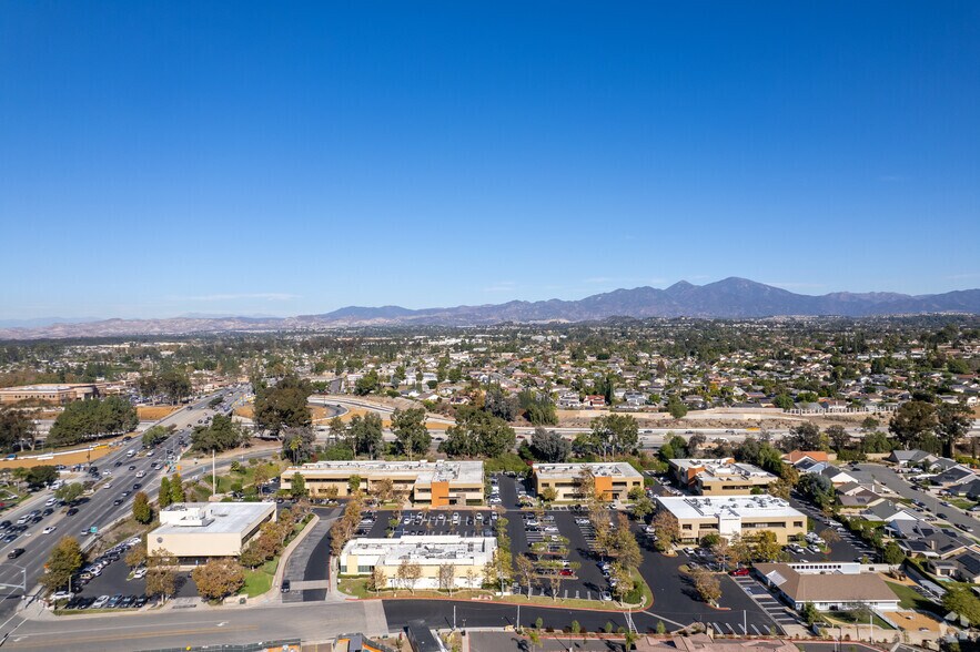 25231 Paseo de Alicia, Laguna Hills, CA à louer - Photo de l’immeuble – Image 3 sur 18
