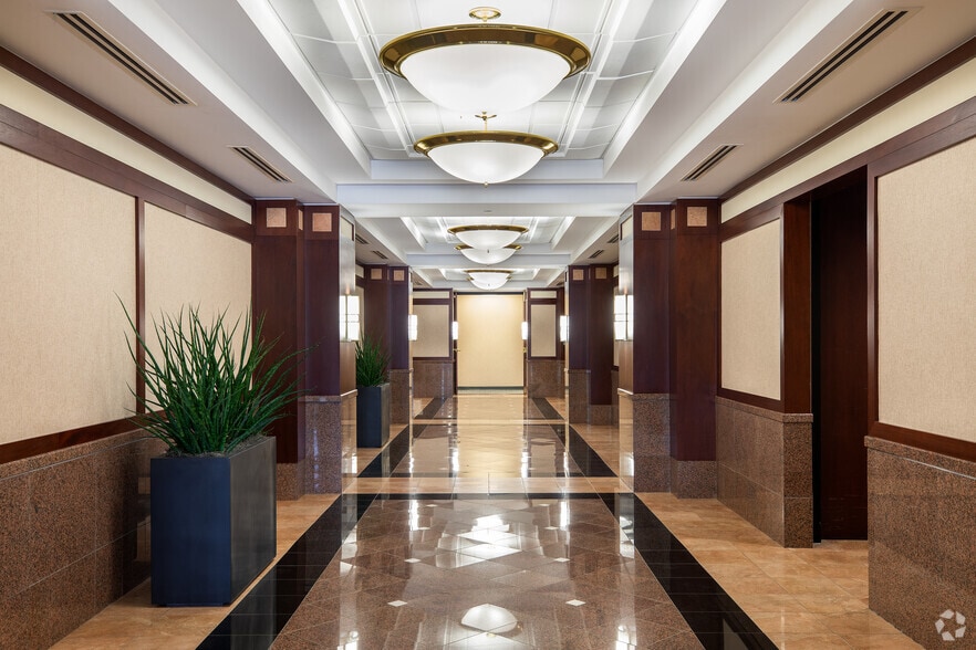 210 Park Ave, Florham Park, NJ à louer - Hall d’entrée – Image 2 sur 4