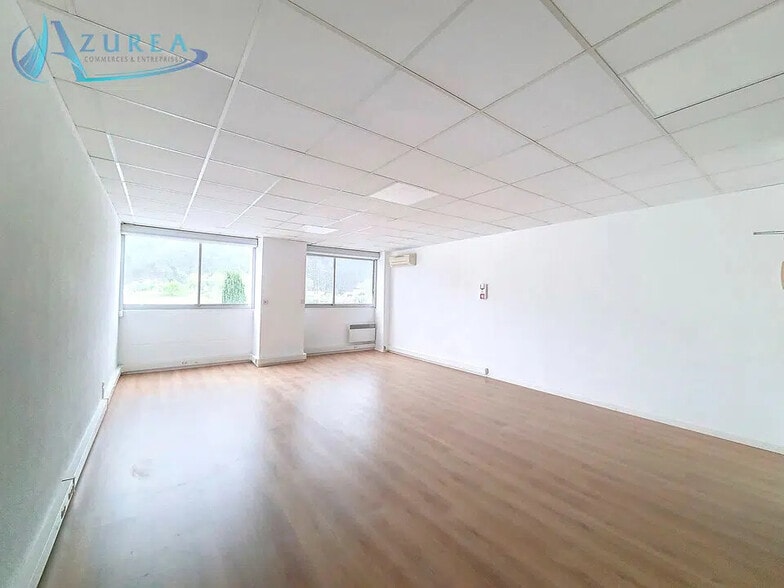 Bureau dans Carros à vendre - Photo de l’immeuble – Image 1 sur 7