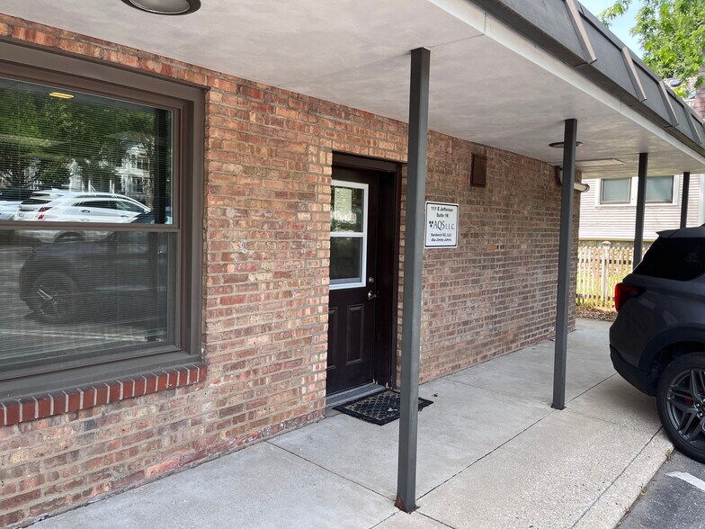 111 E Jefferson Ave, Naperville, IL à louer - Photo de l’immeuble – Image 2 sur 11