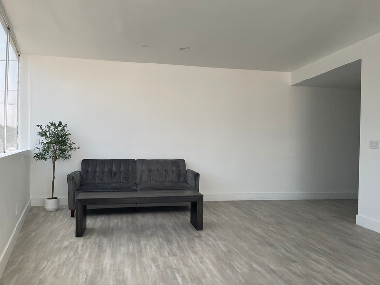 1435 S La Cienega Blvd, Los Angeles, CA à louer - Photo de l’immeuble – Image 3 sur 5