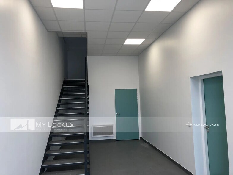 Local d’activités dans Argenteuil à louer - Photo de l’immeuble – Image 3 sur 10