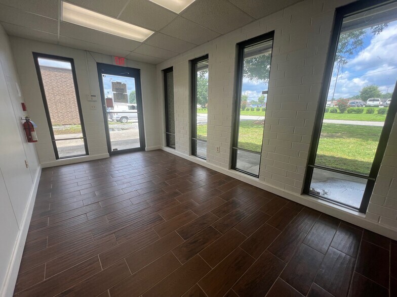 3008 Executive Dr, Greensboro, NC à louer - Photo de l’immeuble – Image 2 sur 11