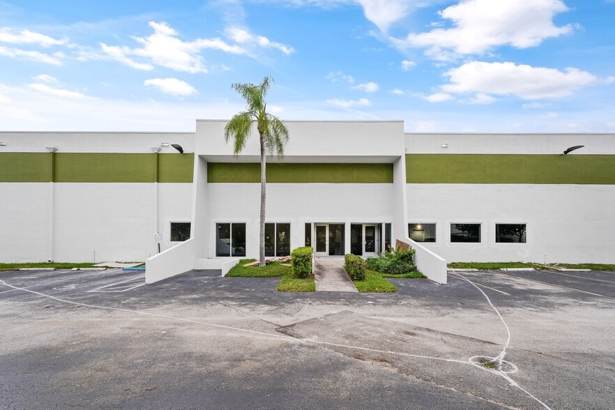 1400 NW 88th Ave, Doral, FL à louer - Photo de l’immeuble – Image 2 sur 3