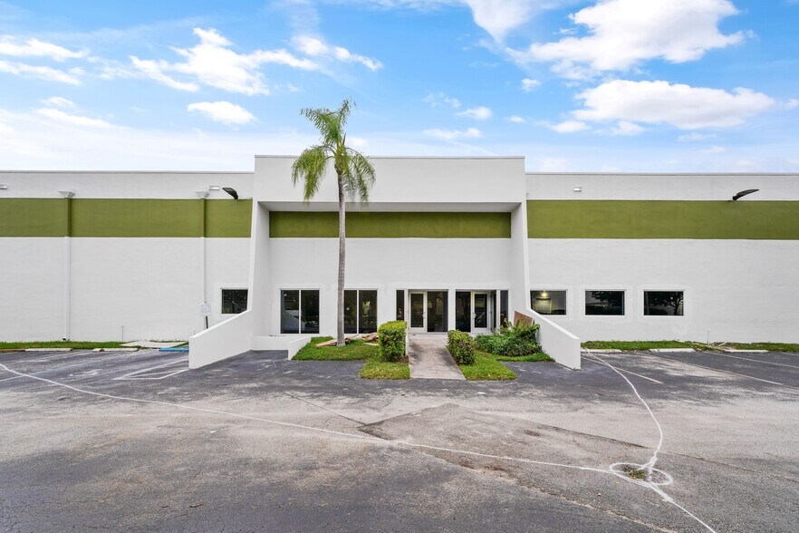 1400 NW 88th Ave, Doral, FL à louer - Photo de l’immeuble – Image 3 sur 4
