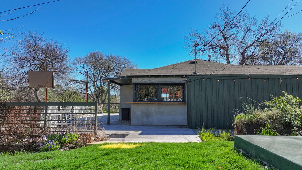 2715 Manor Rd, Austin, TX à louer - Photo de l’immeuble – Image 3 sur 5