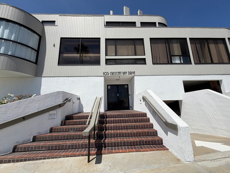 105 Crescent Bay Dr, Laguna Beach, CA à louer - Photo de l’immeuble – Image 2 sur 17
