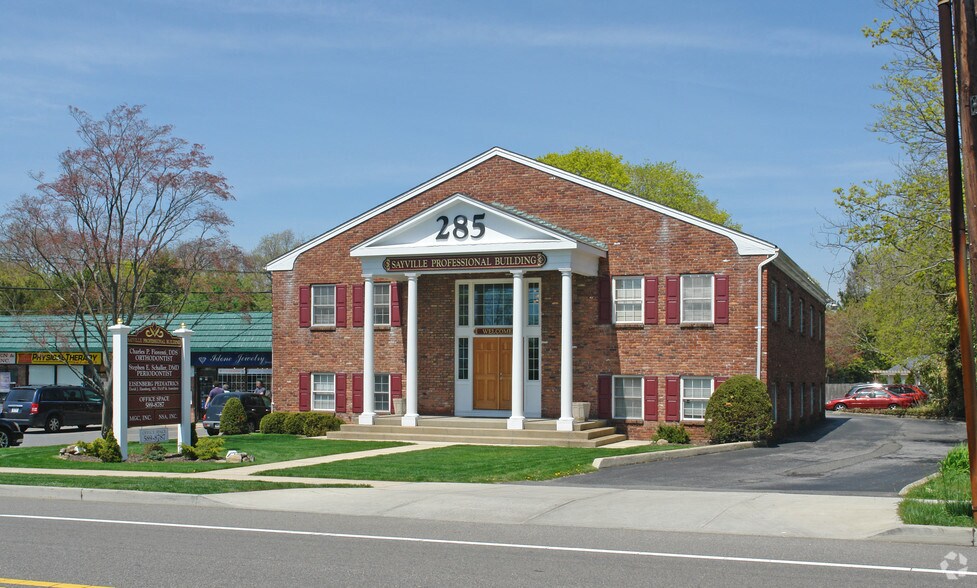 285 W Main St, Sayville, NY à louer - Photo principale – Image 1 sur 5