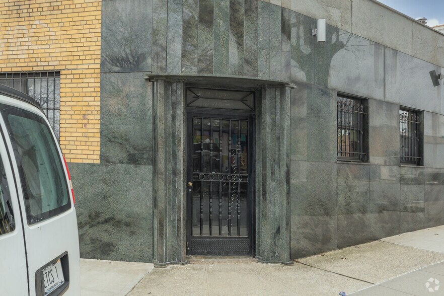 4800 Astoria Blvd, Astoria, NY à vendre - Photo de l’immeuble – Image 2 sur 8