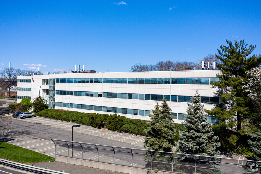 12 N State Rt 17, Paramus, NJ à louer - Photo de l’immeuble – Image 2 sur 8