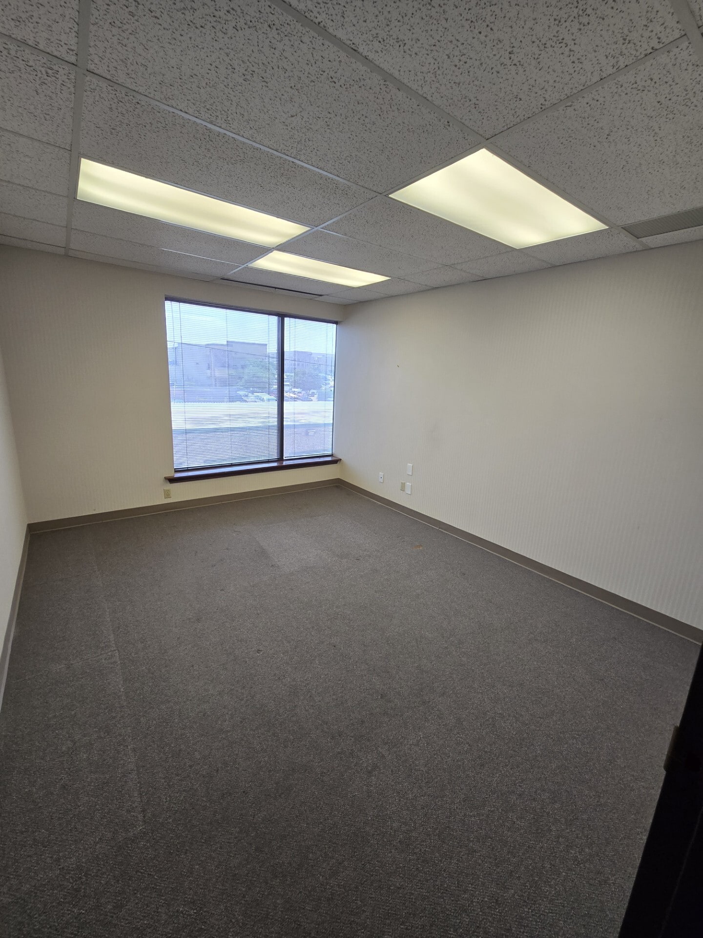 4015 Belt Line Rd, Addison, TX à louer Photo de l’immeuble– Image 1 sur 1