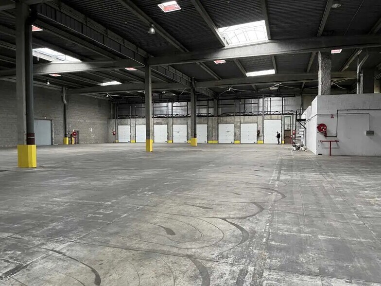 Local d’activités dans Corbas à louer - Photo de l’immeuble – Image 3 sur 5