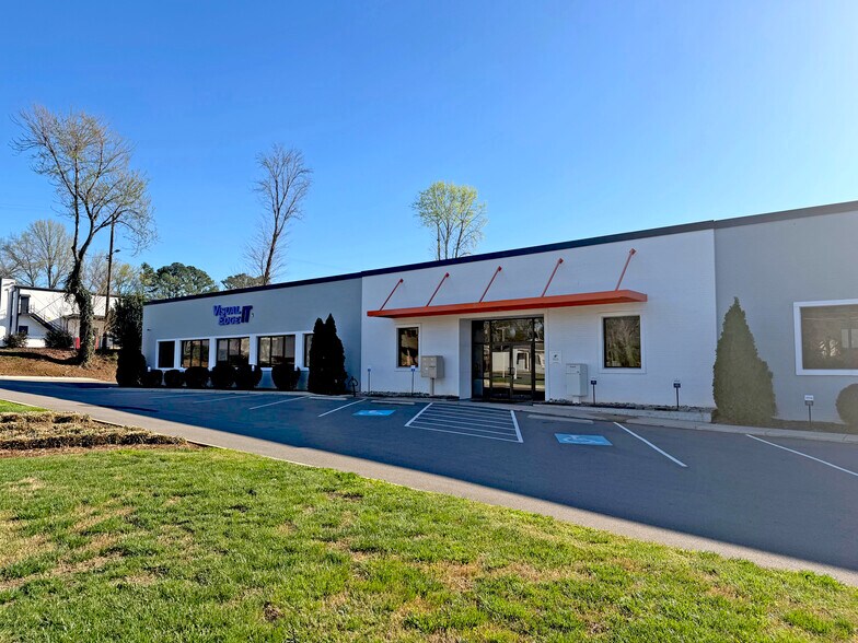 3330 Monroe Rd, Charlotte, NC à louer - Photo de l’immeuble – Image 2 sur 11