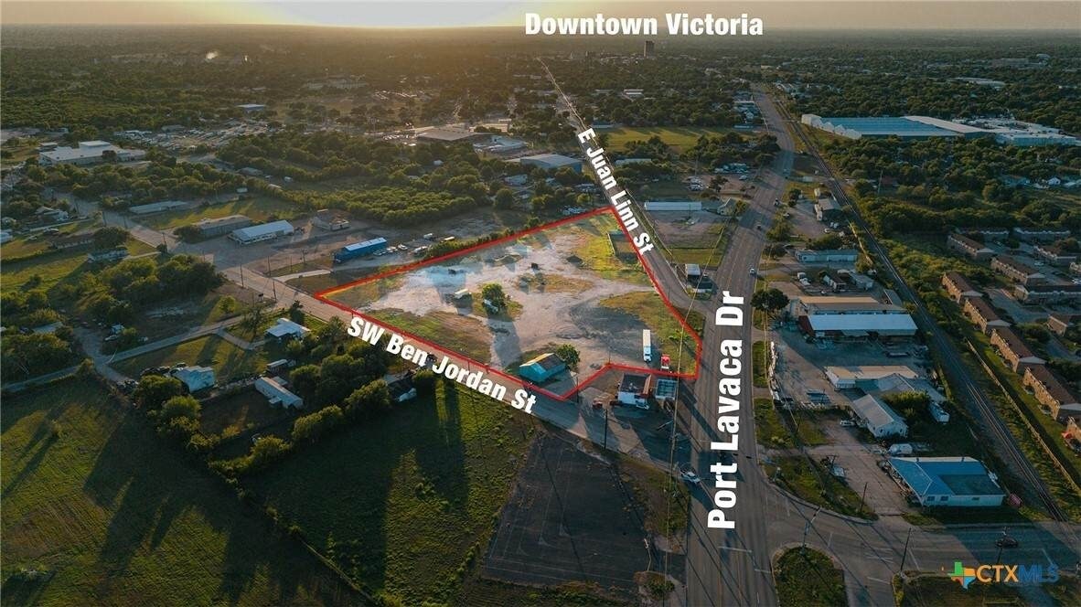 2408 SW Ben Jordan St, Victoria, TX à vendre Photo principale– Image 1 sur 17