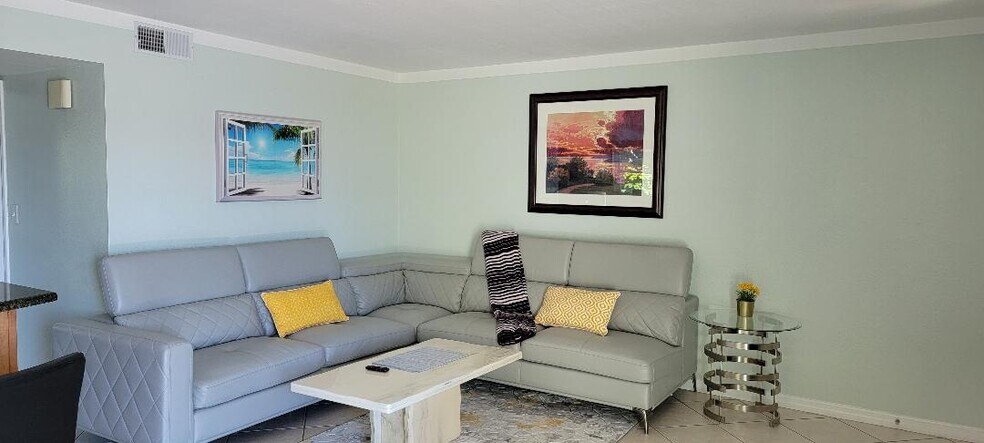 125 110th Ave, Treasure Island, FL à vendre - Photo intérieure – Image 3 sur 58