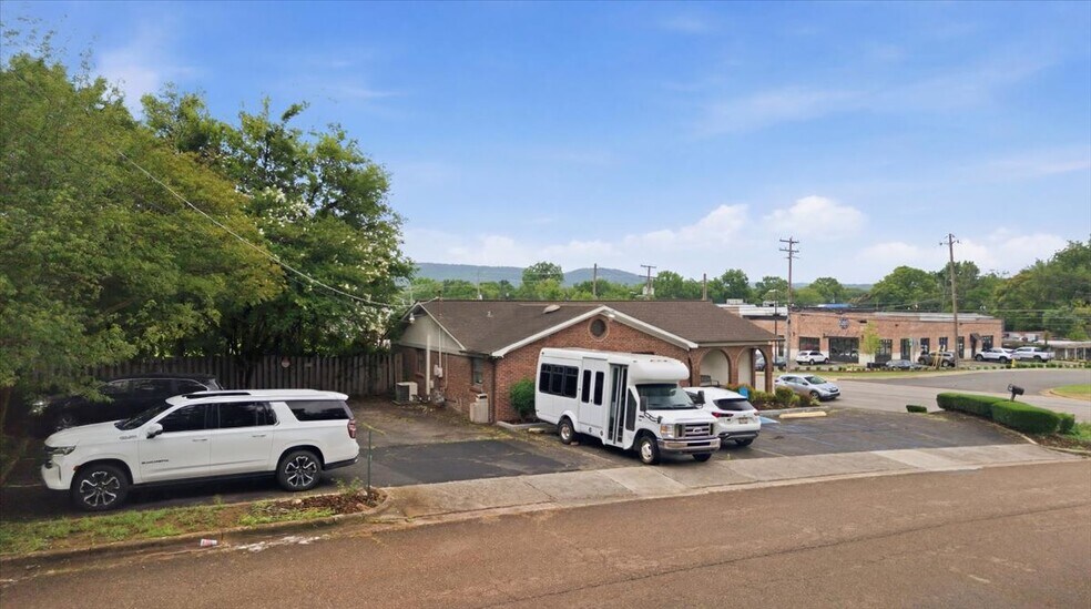 1002 Oakwood Ave NW, Huntsville, AL à louer - Photo de l’immeuble – Image 2 sur 23