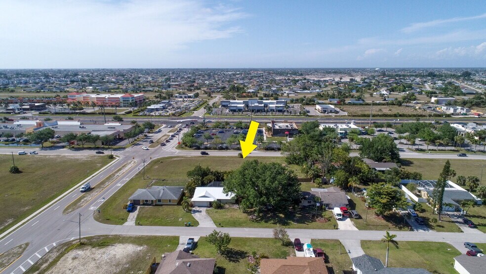758 4th st, Cape Coral, FL à vendre - Photo de l’immeuble – Image 3 sur 10