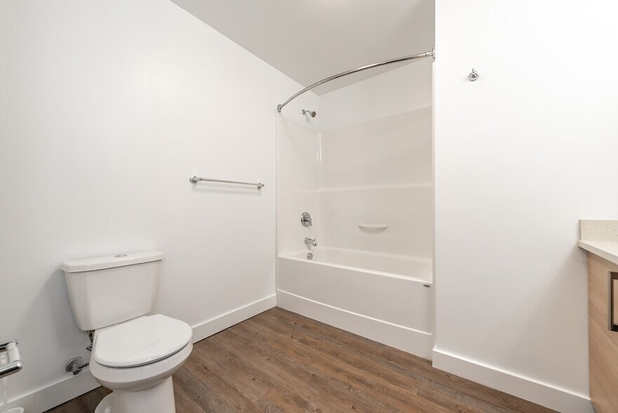 275 Burnside Rd W, Victoria, BC à vendre - Photo de l’immeuble – Image 2 sur 26