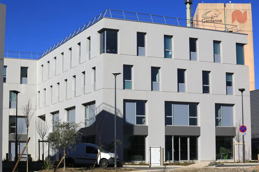 1480 Avenue D'Armenie, Gardanne à louer - Photo de l’immeuble – Image 3 sur 7