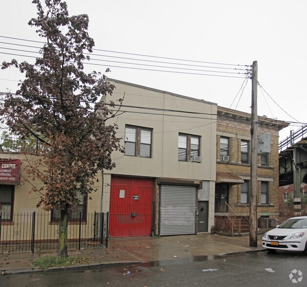 750 Onderdonk Ave, Flushing, NY à louer - Photo principale – Image 1 sur 5
