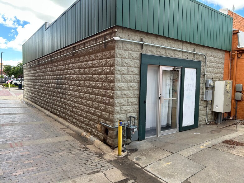110 W Walnut St, Salina, KS à louer - Photo de l’immeuble – Image 2 sur 16