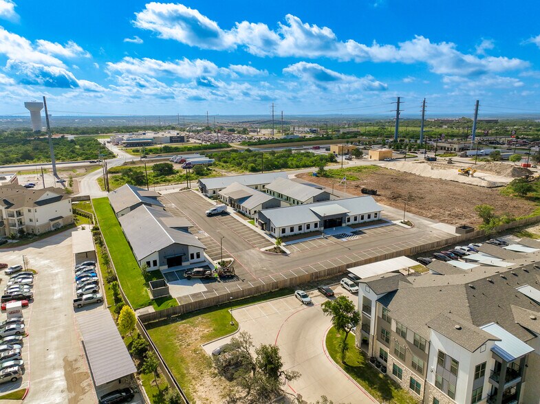 211 Crossing Ave, San Antonio, TX à vendre - Photo de l’immeuble – Image 2 sur 36