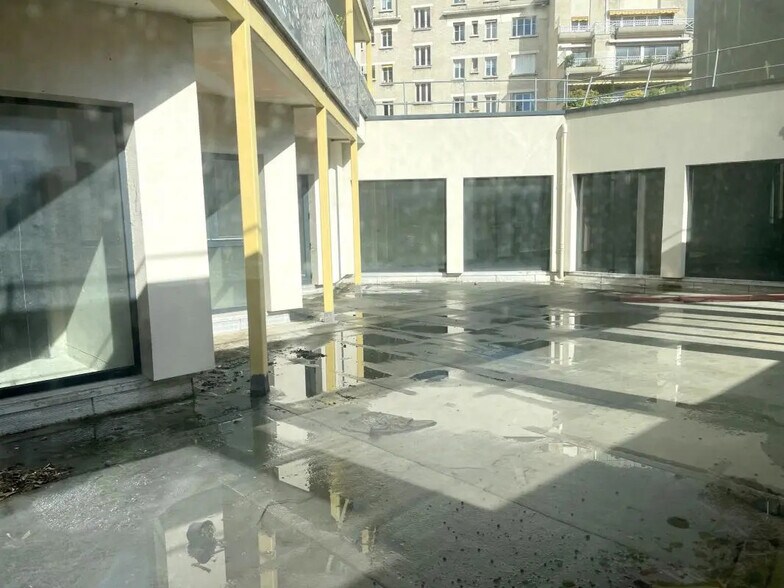 Local commercial dans Courbevoie à vendre - Photo de l’immeuble – Image 3 sur 16