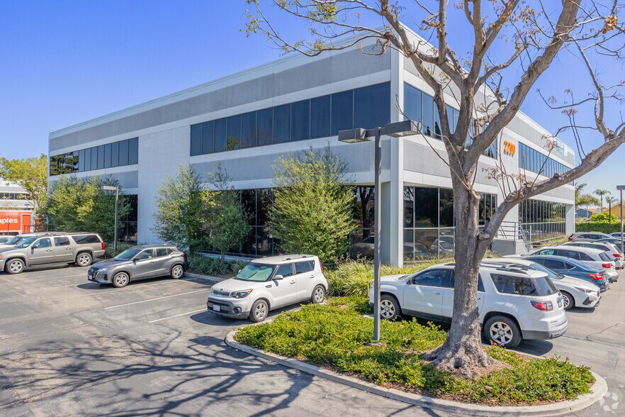 2200 W Orangewood Ave, Orange, CA à vendre - Photo de l’immeuble – Image 3 sur 7