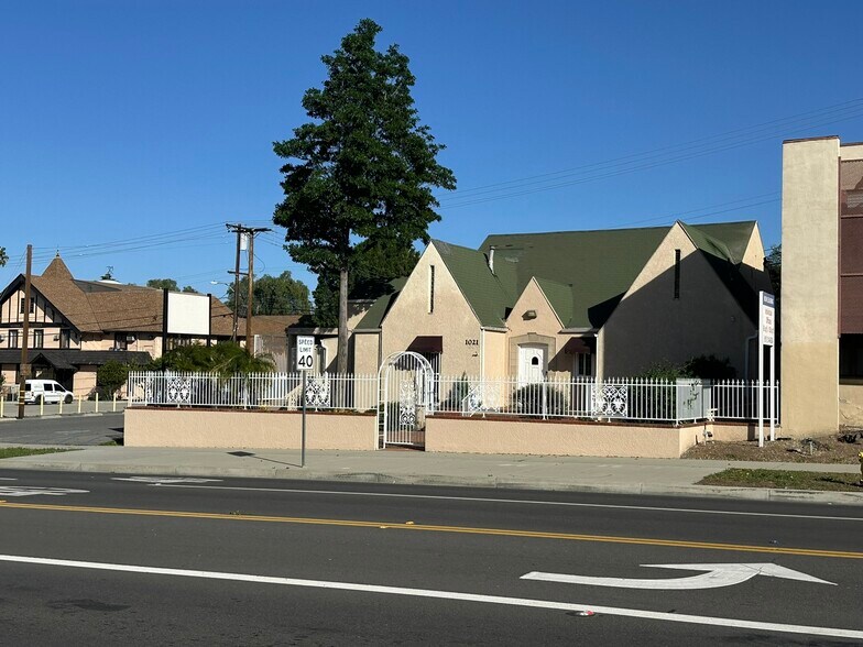 1021 S Main St, Corona, CA à vendre - Photo de l’immeuble – Image 1 sur 4