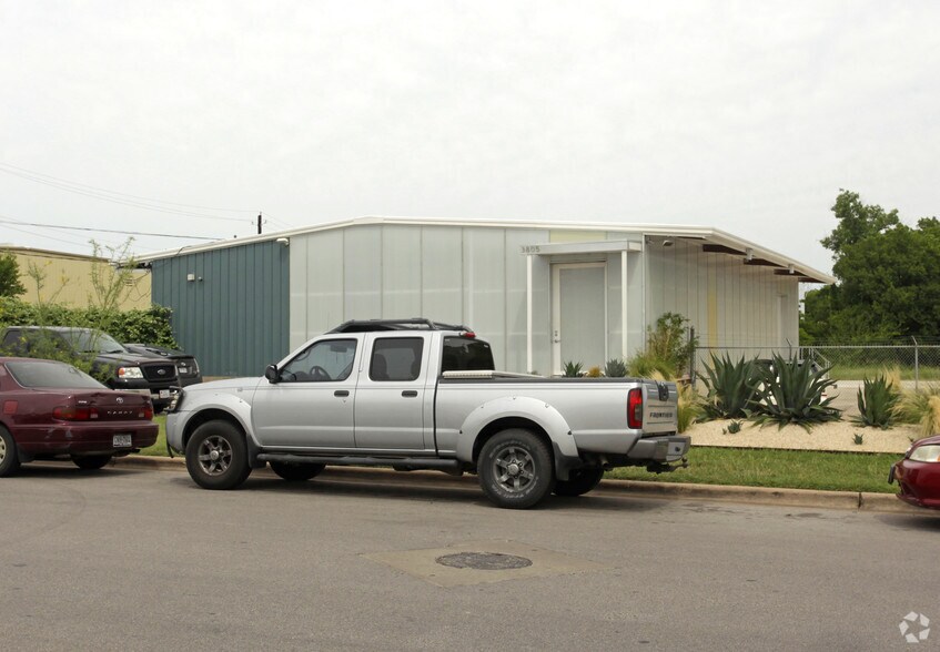 3805 Woodbury Dr, Austin, TX à louer - Photo de l’immeuble – Image 3 sur 9