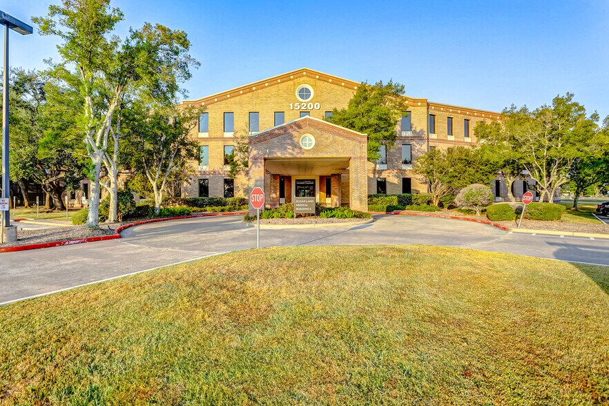 15200 Southwest Fwy, Sugar Land, TX à louer - Photo de l’immeuble – Image 2 sur 9