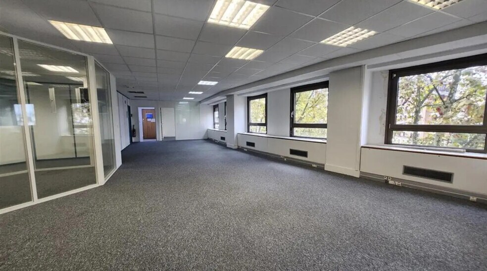 Bureau dans La Garenne-Colombes à louer - Photo de l’immeuble – Image 3 sur 4