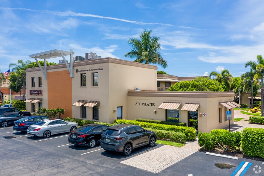 4077-4089 Tamiami Trl N, Naples, FL à louer - Photo principale – Image 3 sur 6